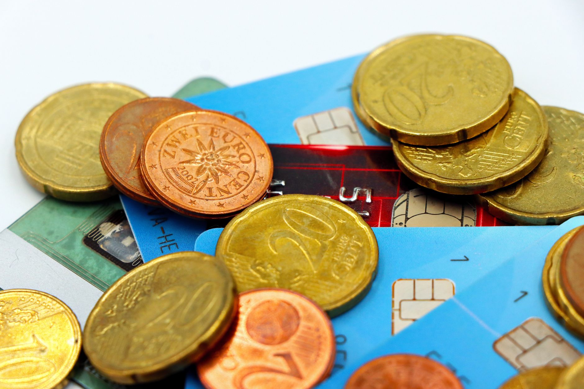 Cursul euro a urcat la 5,34 lei pe piața interbancară, în contextul avertizărilor BNR