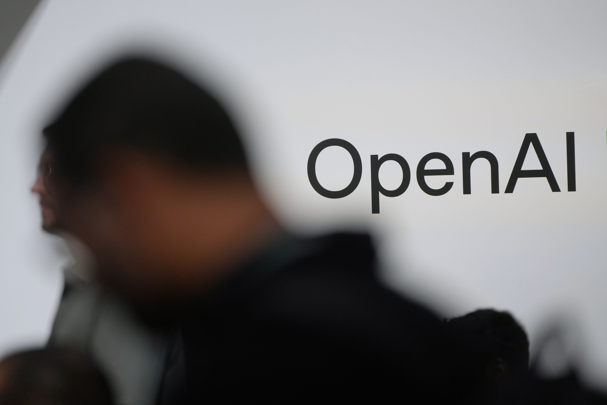 OpenAI a concediat trei cercetători pentru gestionarea necorespunzătoare a datelor sensibile