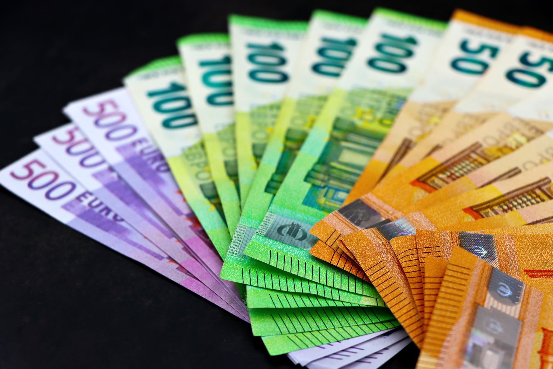 Cursul euro a atins un nou maxim istoric față de leu, după deprecierea semnificativă a monedei naționale