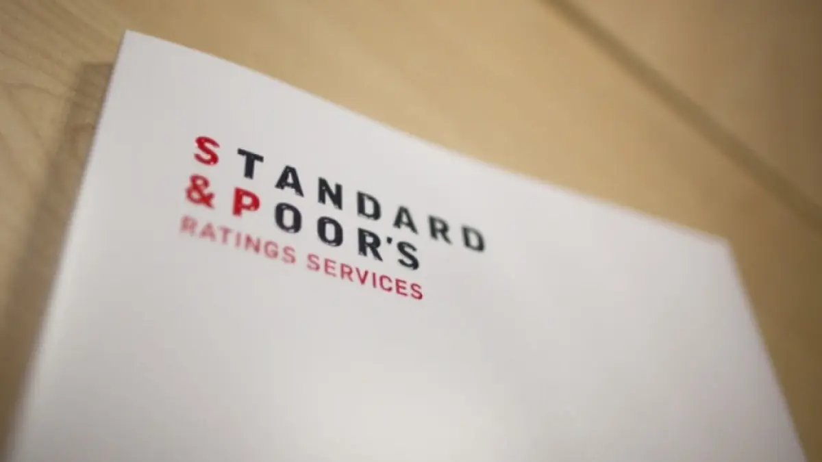 Standard & Poor's menține ratingul României la BBB-, cu perspectivă negativă