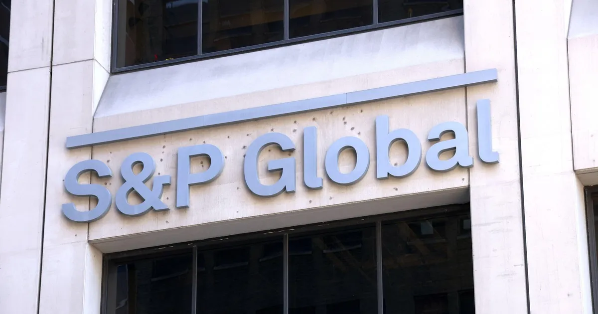 România își păstrează ratingul de investiții, dar rămâne sub monitorizarea S&P din cauza riscurilor fiscale