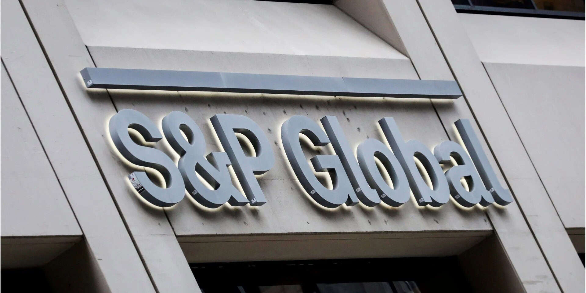 Standard & Poor's menține ratingul României la nivelul BBB-/A-3, cu perspectivă negativă