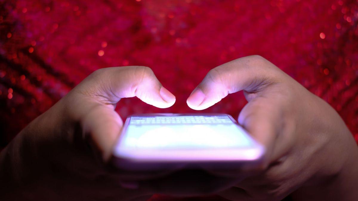 Avertisment DNSC: Mesaje SMS false cu amenzi de parcare TPARK, utilizând tehnici de phishing