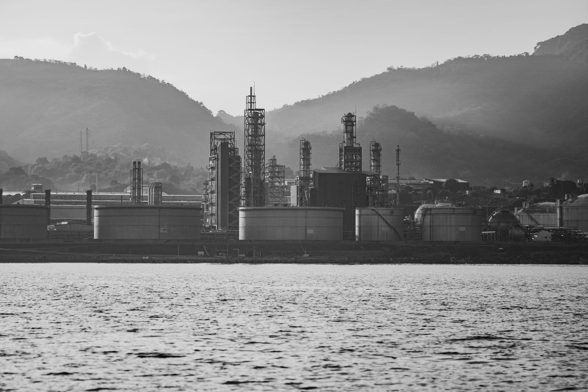 AIE avertizează: Rezervele strategice de petrol sunt sub presiune din cauza tensiunilor geopolitice