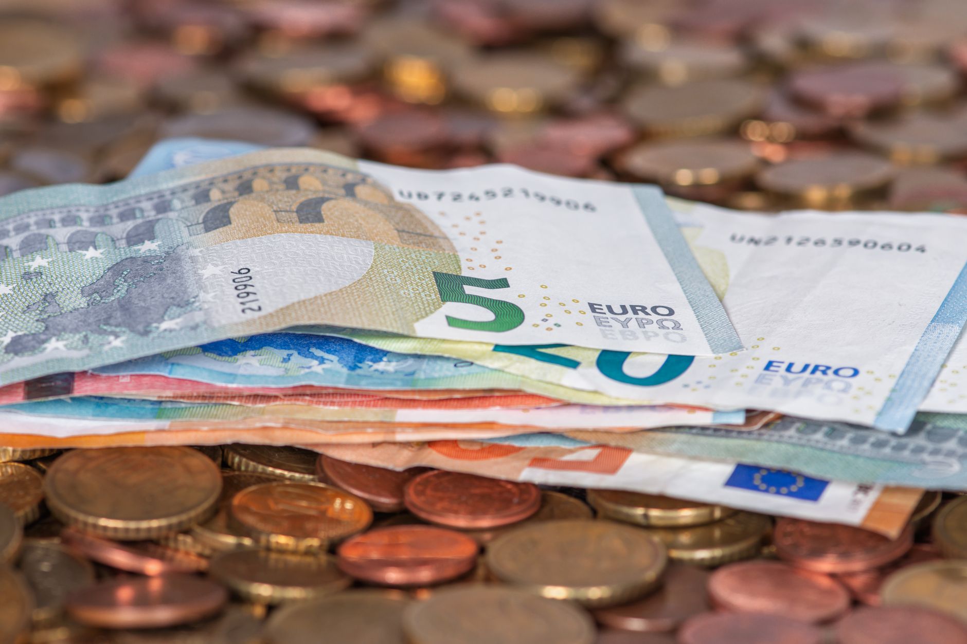 Cursul euro începe în scădere după deprecierile de la sfârșitul săptămânii trecute
