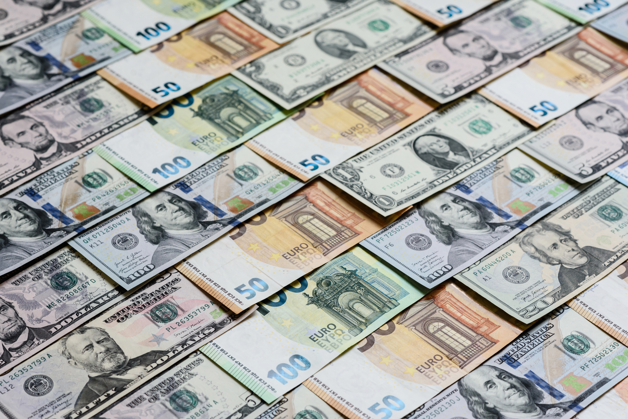 Euro a atins cel mai scăzut nivel din ultimele 17 luni din cauza instabilității fiscale din Franța