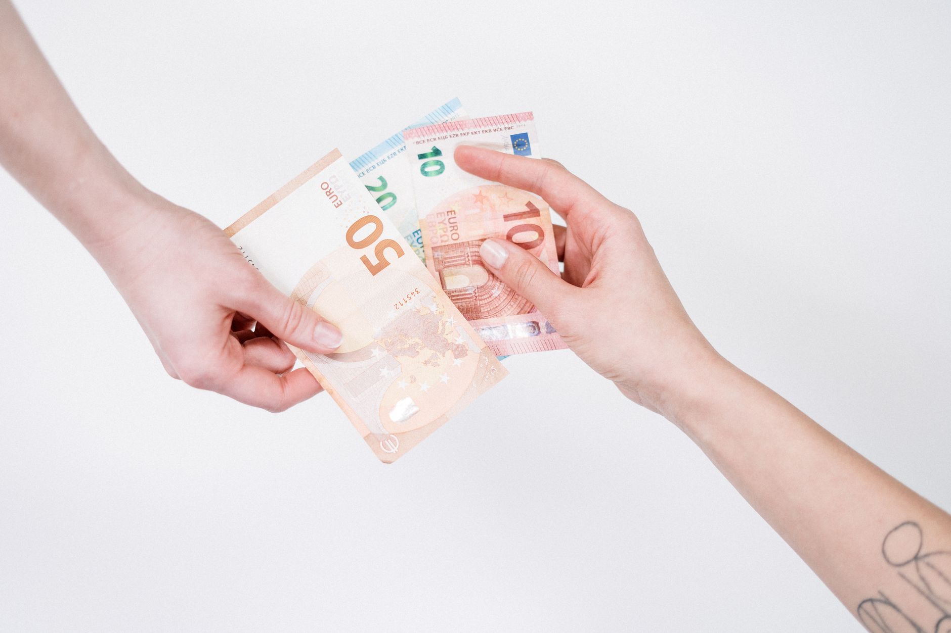 Euro a ajuns la cel mai scăzut nivel față de dolar din ultimele 17 luni pe fondul incertitudinii globale