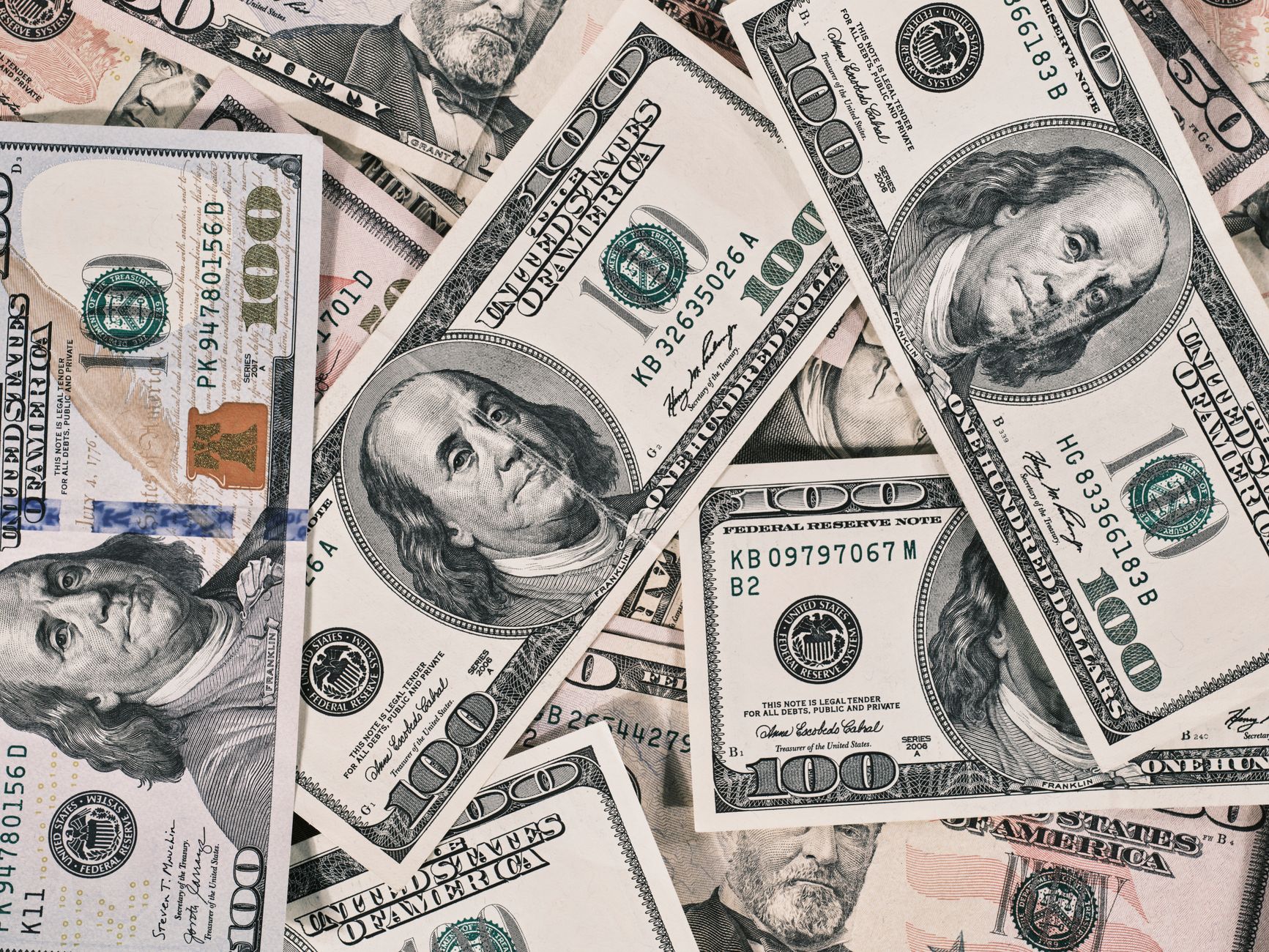 Euro atinge cel mai scăzut nivel din ultimele 17 luni din cauza instabilității financiare din Franța