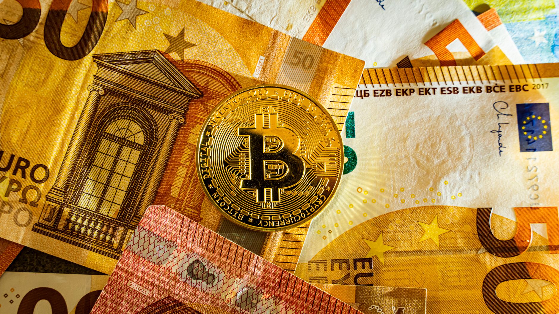 Euro a atins cel mai scăzut nivel din ultimele 17 luni din cauza instabilității din Franța