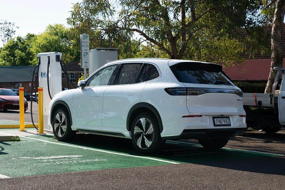 Marea Britanie evaluează impunerea unor taxe vamale pentru mașinile electrice din China