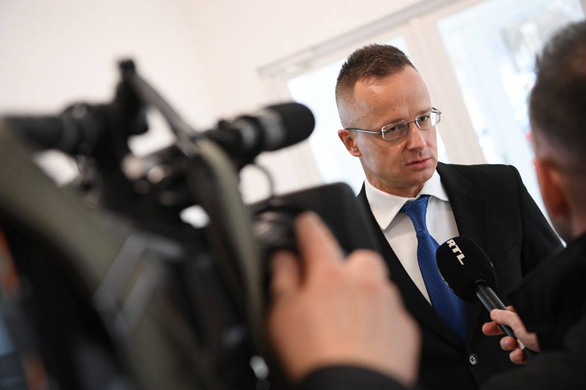 Péter Szijjártó apără investiția BYD în Ungaria în fața Comisiei de Securitate Națională