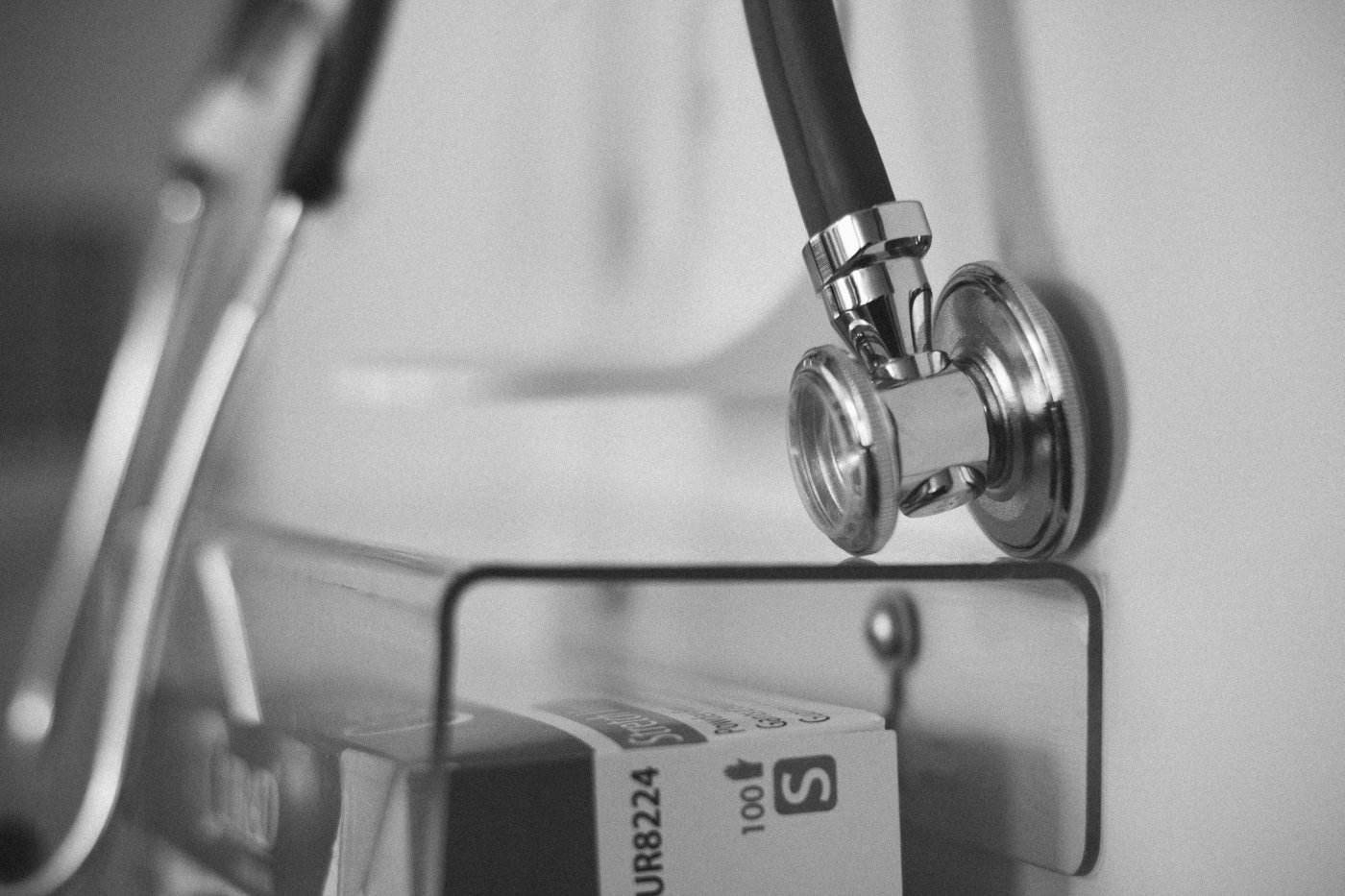 Marea Britanie introduce monitorizarea continuă pentru dispozitivele medicale bazate pe inteligență artificială