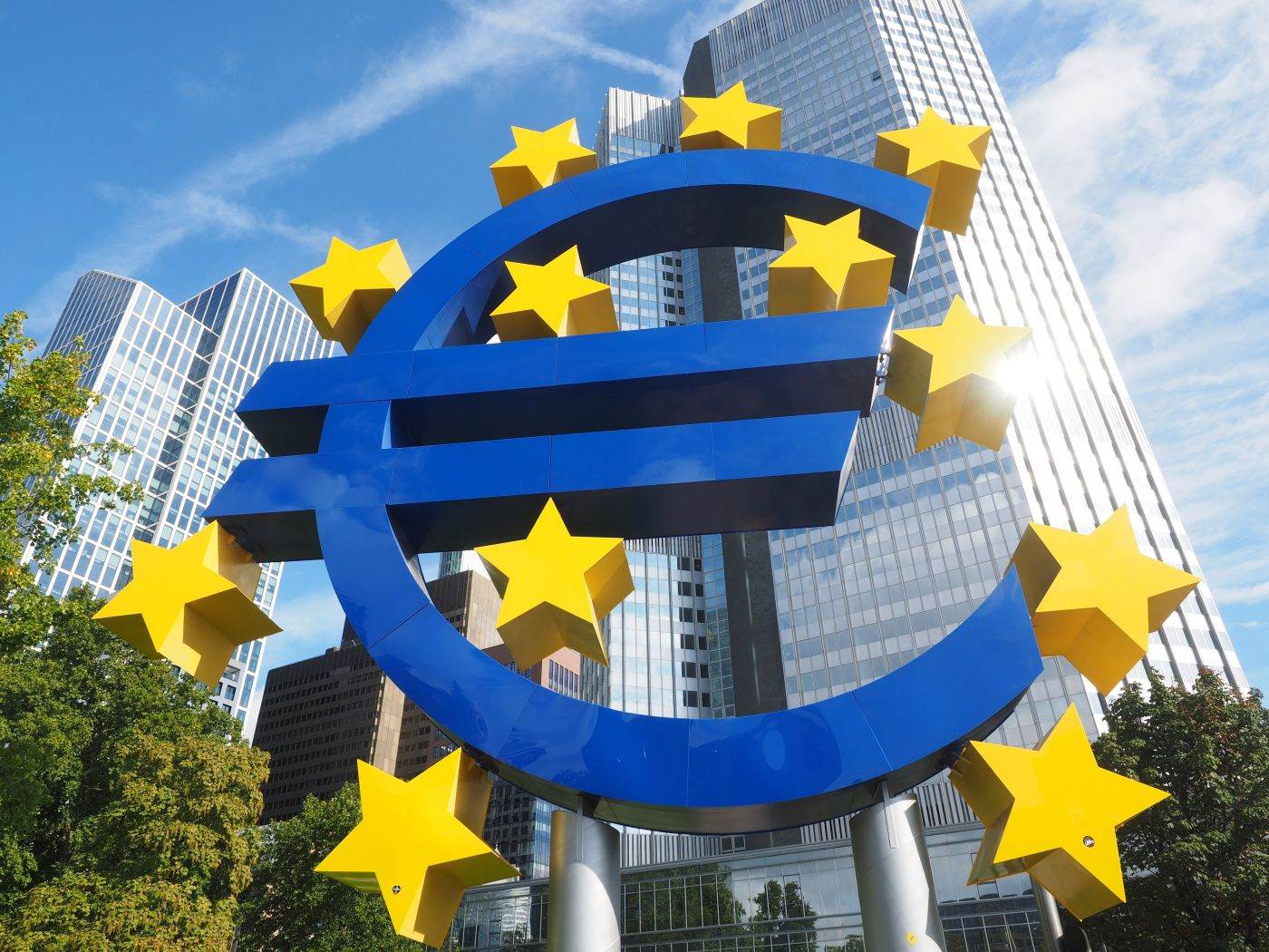 Moneda euro a atins cel mai scăzut nivel față de dolar din ultimele 17 luni