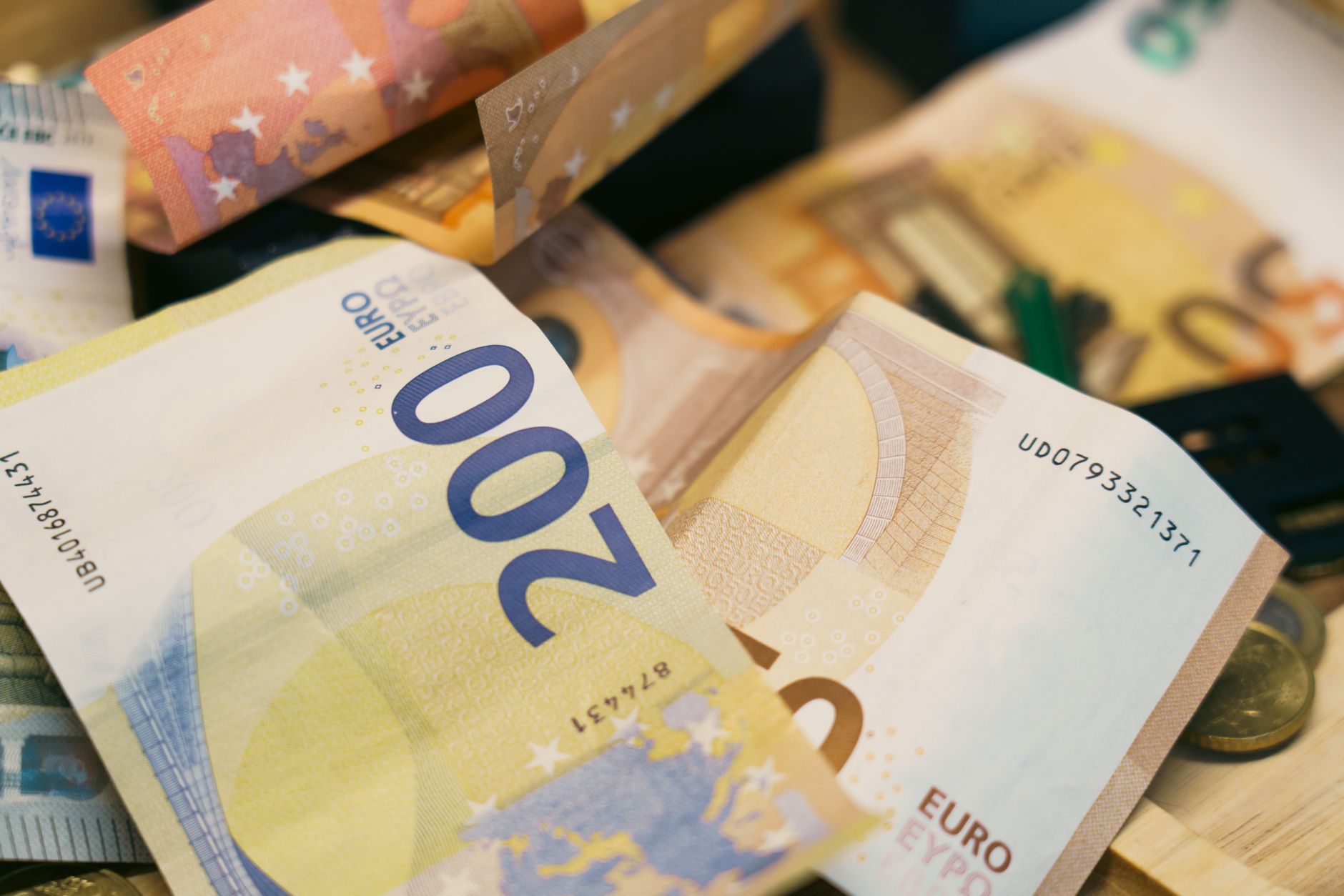 Cursul euro a depășit pragul de 5,35 lei, marcând un nou minim istoric pentru moneda națională