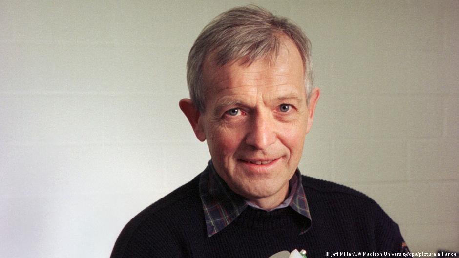 Francis Halzen primește Premiul Nobel pentru Fizică pentru transformarea gheții Antarcticii într-un detector cosmic