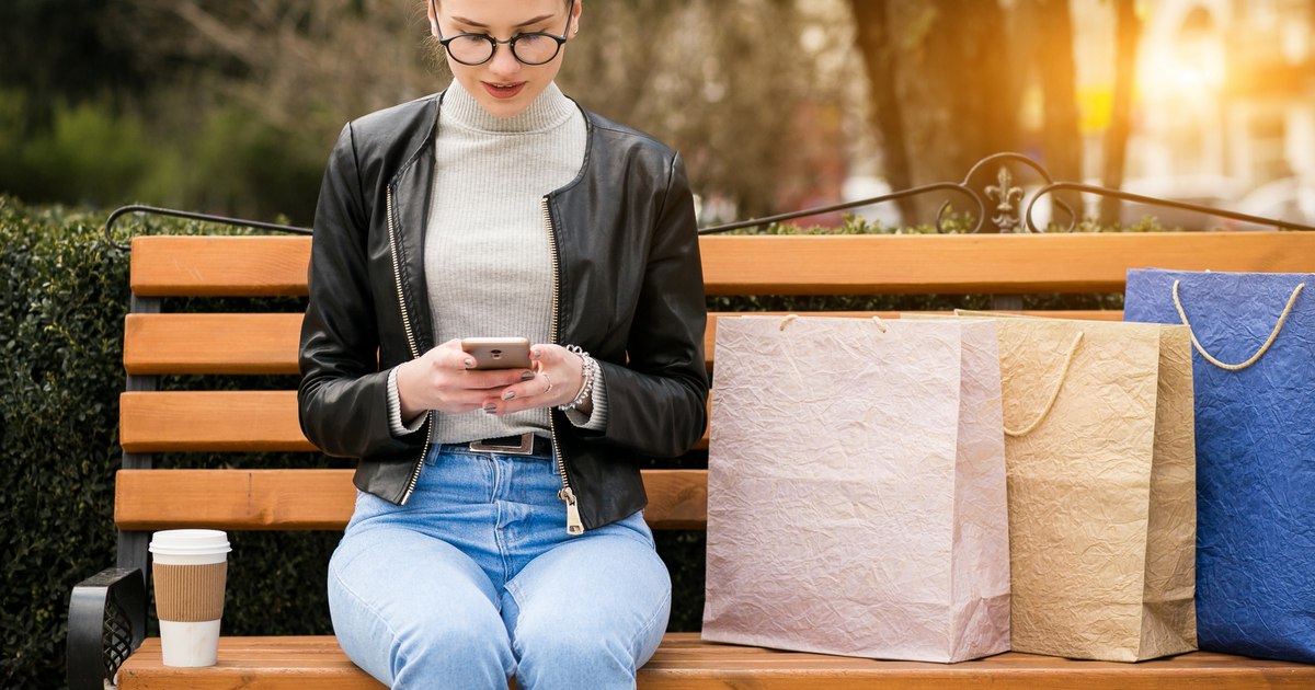 Magazinele online din România transmit date despre cumpărături către Facebook și TikTok fără acord