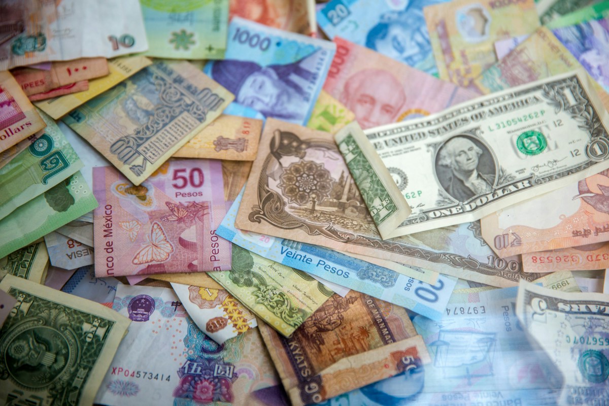 Cursul BNR pentru marți, 6 octombrie: Euro cresc cu 0,0221 lei, francul elvețian rămâne cea mai scumpă monedă