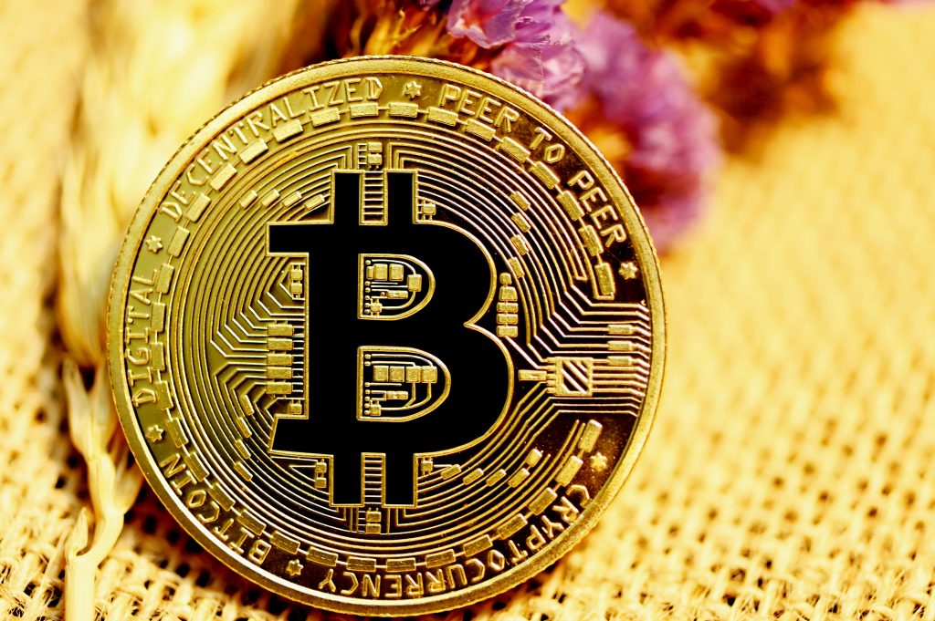Criptomonedele au scăzut sub impactul vânzărilor forțate și al volatilității piețelor globale