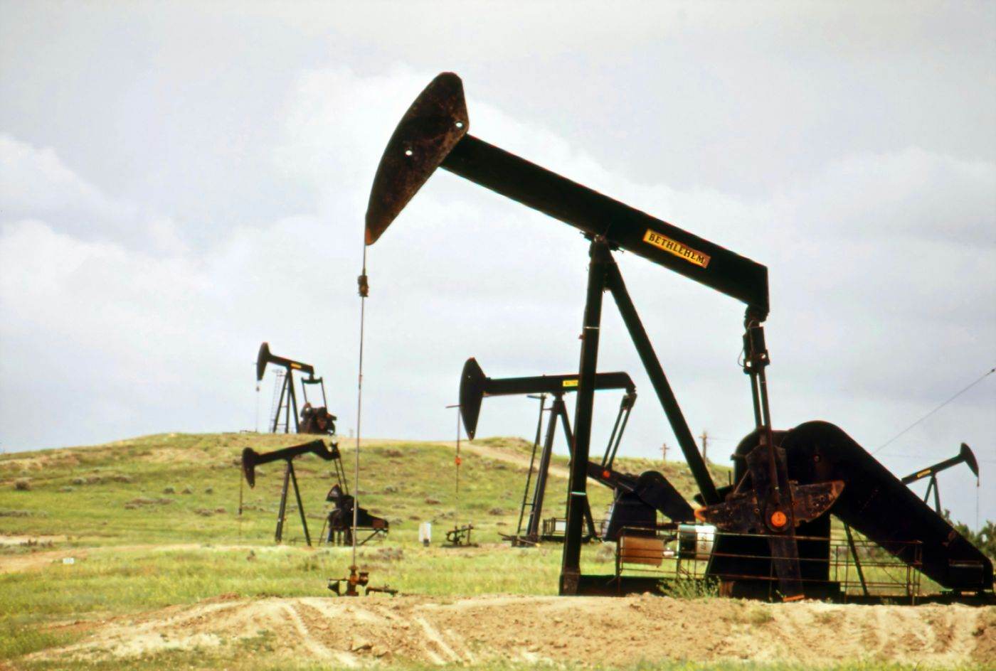 AIE analizează eliberarea de petrol și motorină din rezervele strategice pentru stabilizarea prețurilor