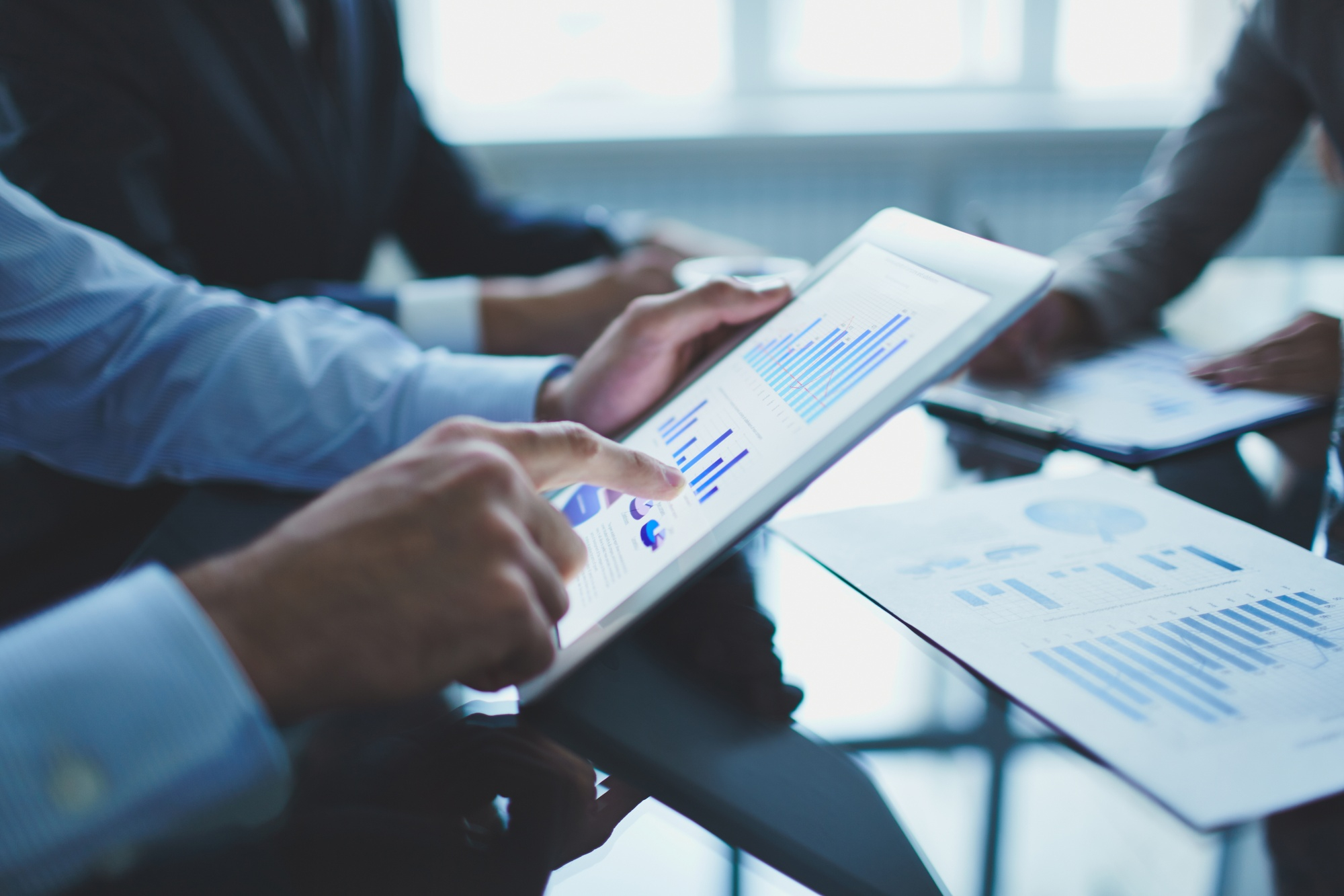 Investitorii români își diversifică portofoliile: de la software la energie și infrastructură pentru AI
