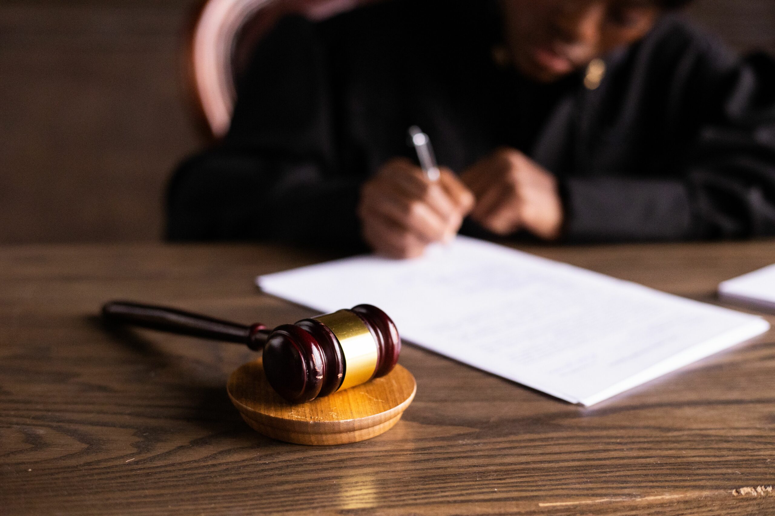 47 de magistrați execută silit Tribunalul Argeș pentru peste 30 de milioane de lei