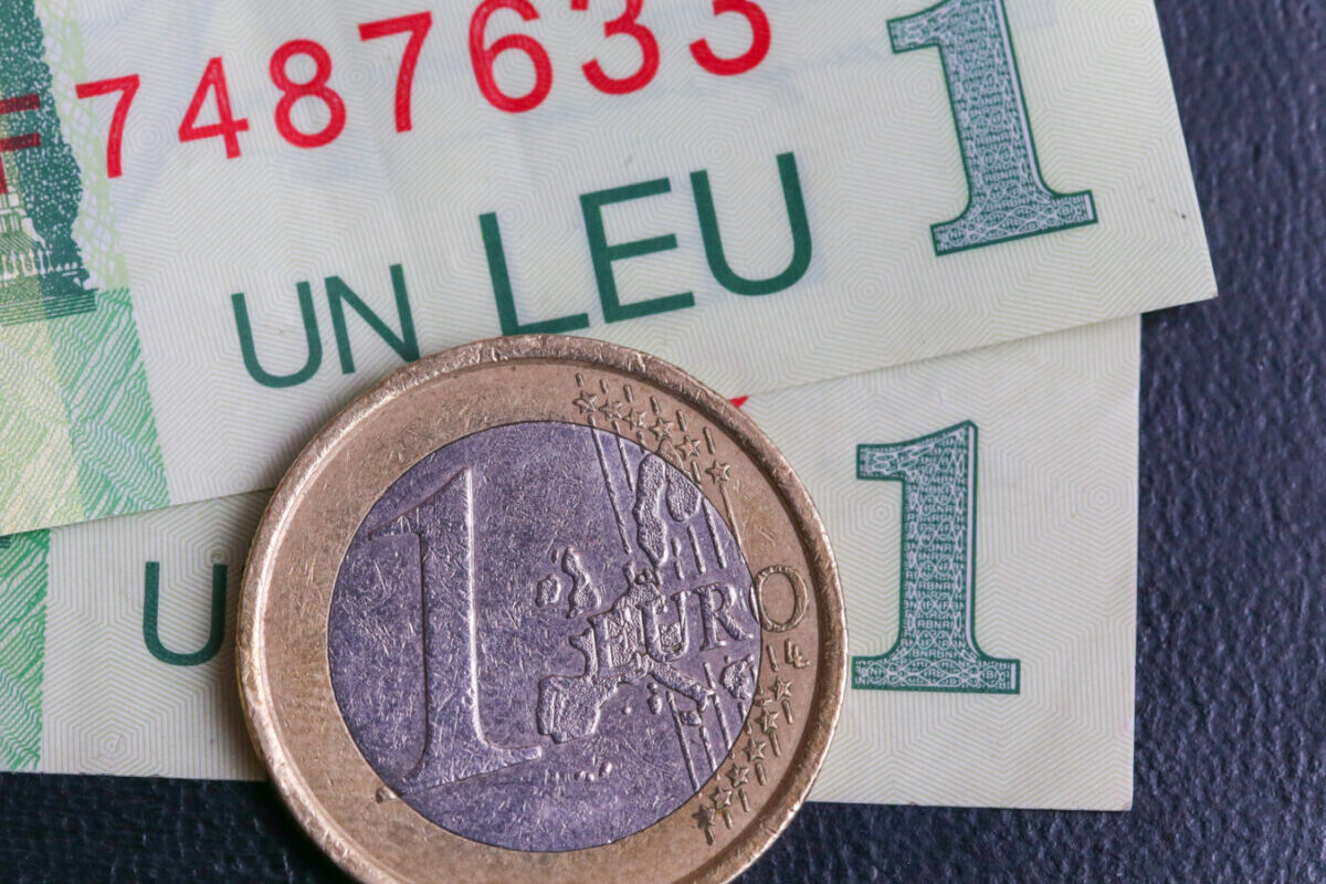 Cursul euro ar putea atinge 5,5 lei dacă incertitudinea politică persistă, avertizează Claudiu Cazacu