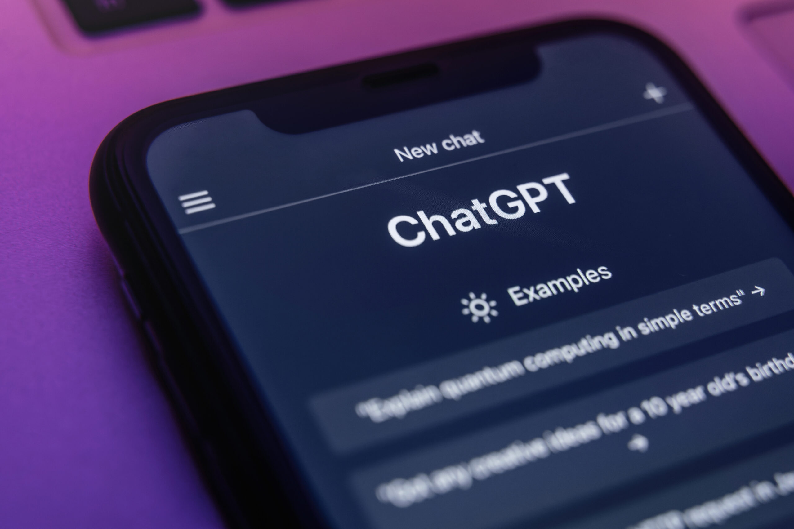 Dialogurile cu ChatGPT nu sunt private: sute de evaluatori pot accesa datele utilizatorilor