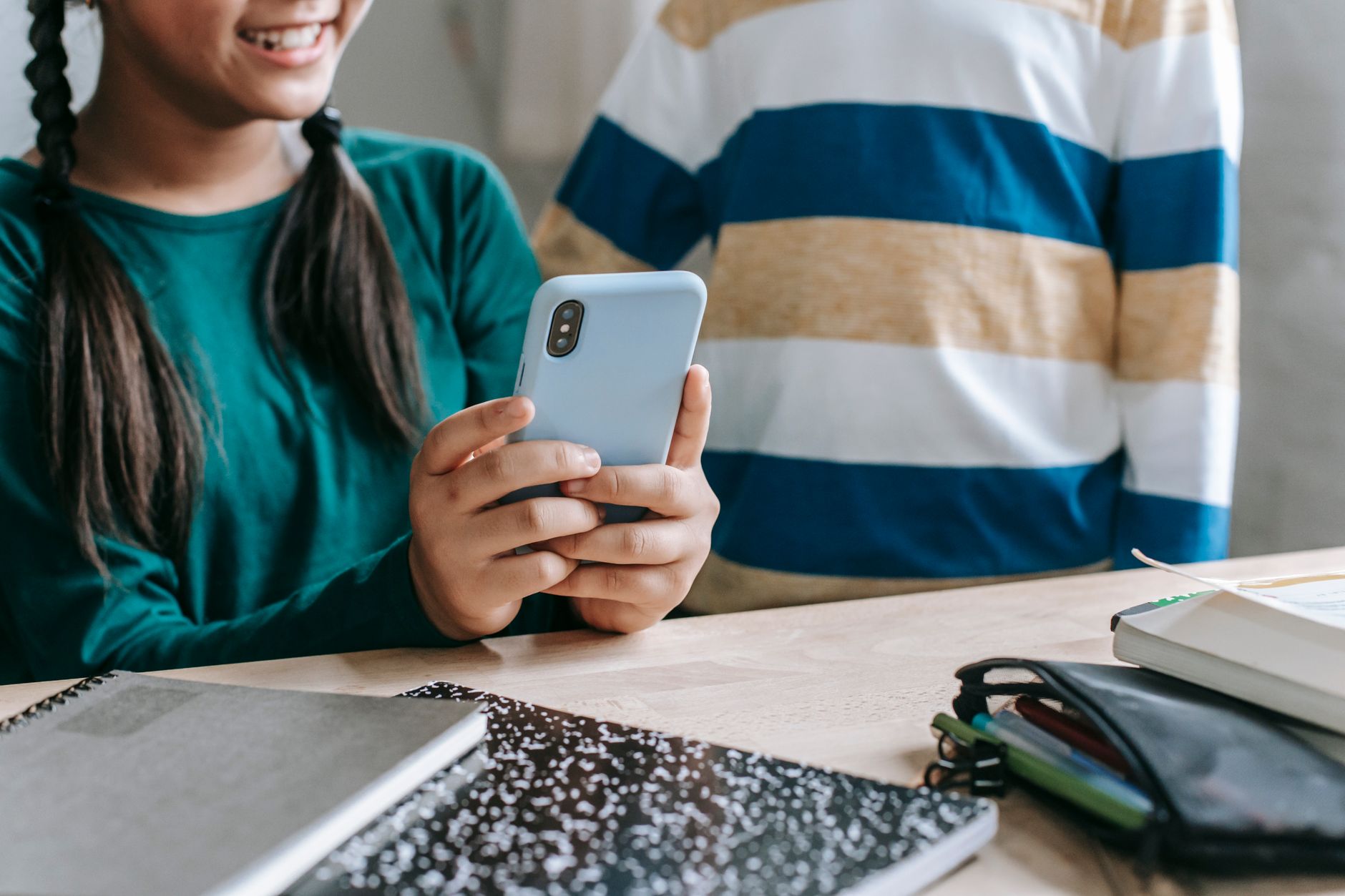 Dotarea elevilor cu smartphone-uri: cum se optimizează bugetul familiei pentru noul an școlar