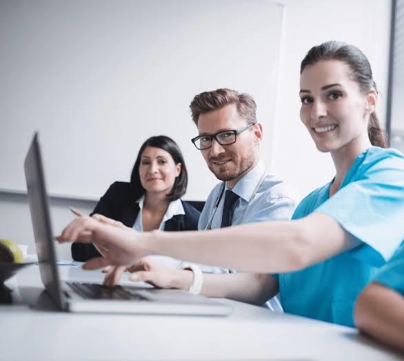 Companiile combină abonamentele medicale cu asigurările private pentru a reduce absenteismul
