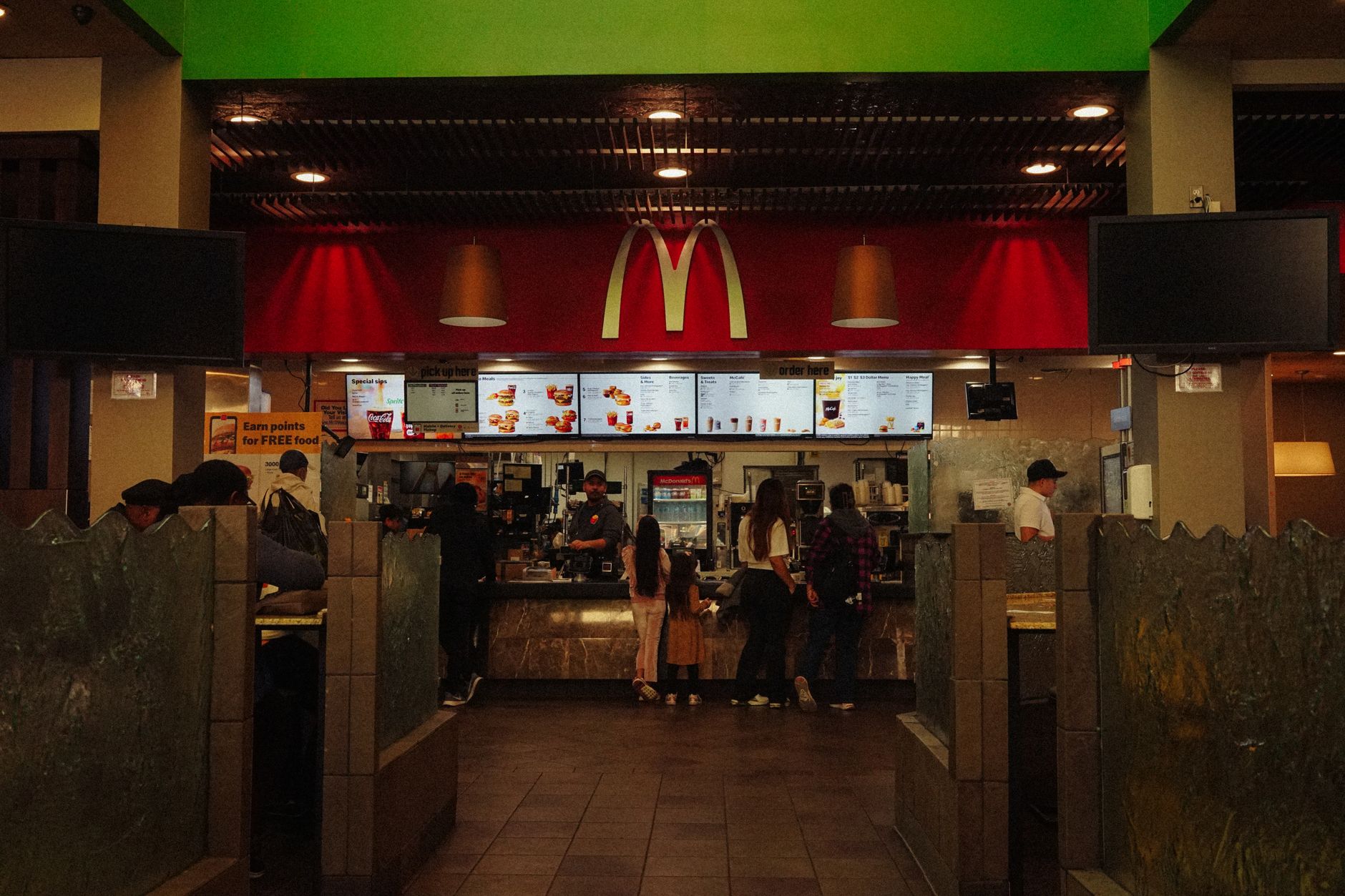 McDonald’s folosește inteligența artificială pentru a ajusta prețurile în aproape 14.000 de restaurante