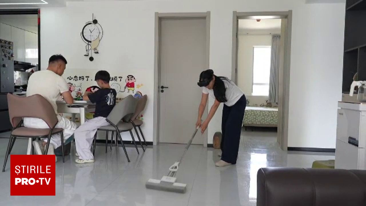 Oameni plătiți pentru a antrena roboți în China prin filmarea activităților cotidiene