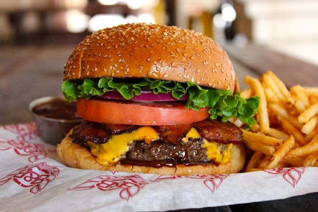 Inteligența artificială ar putea impune prețuri personalizate pentru alimente și fast-food