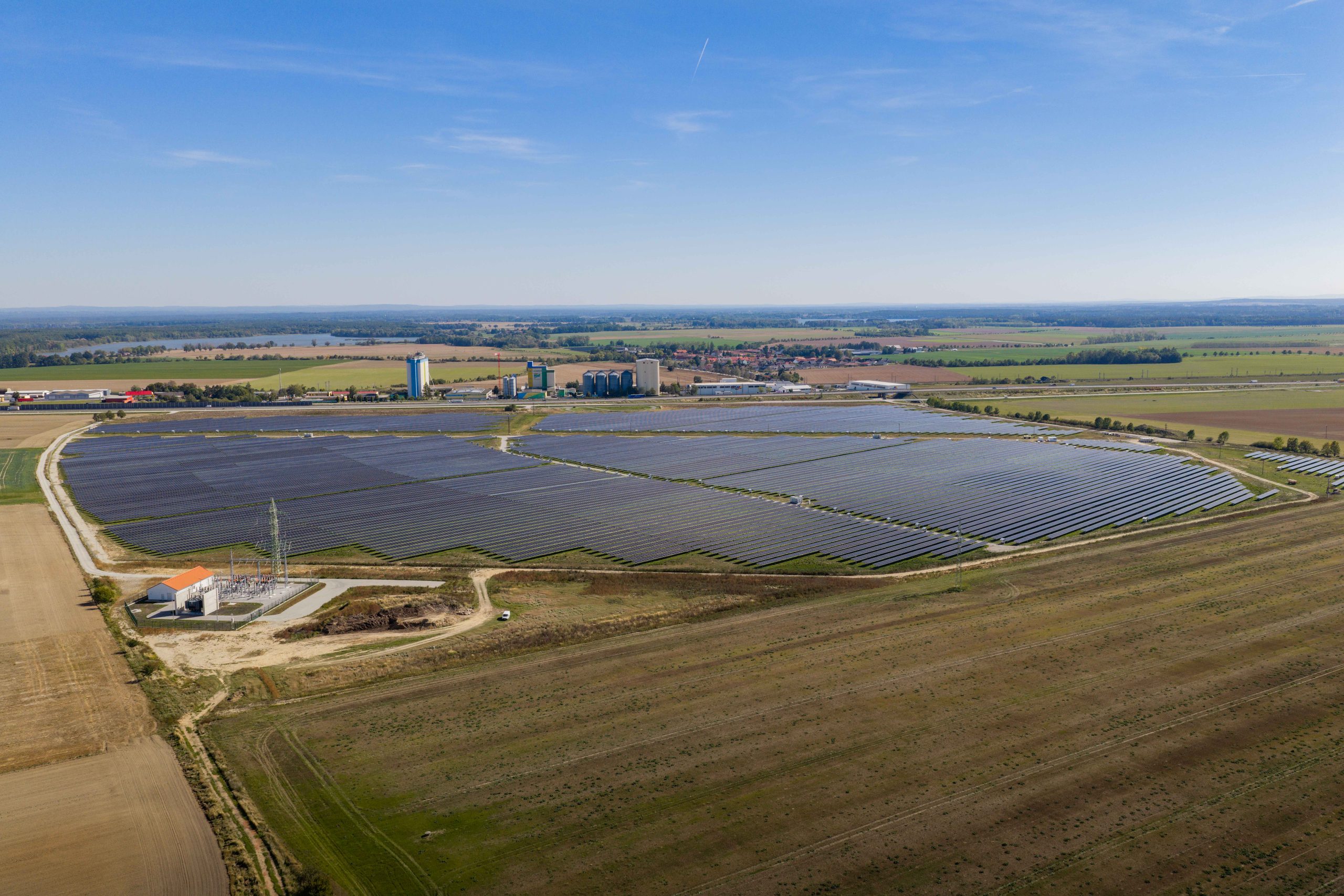 Enery inaugurează prima centrală fotovoltaică dezvoltată integral în Cehia