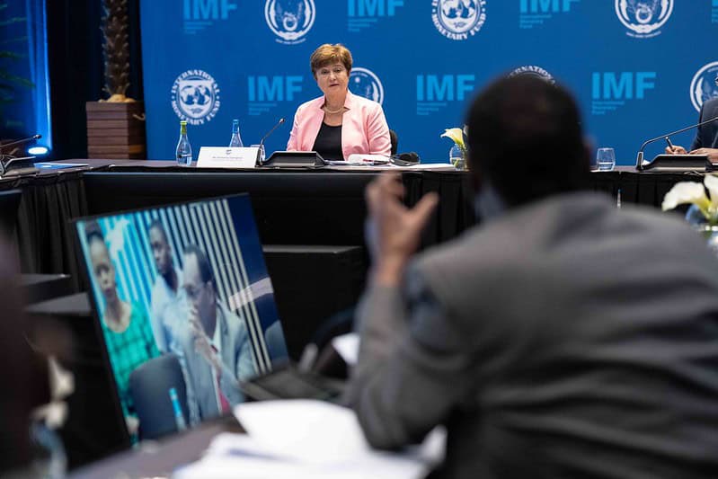 Investițiile în inteligența artificială susțin creșterea economică globală, conform FMI